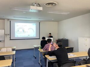 ドイツ式入れ歯・テレスコープ義歯を歯科医師向けに教育する小西 浩介の大阪講演の実習風景