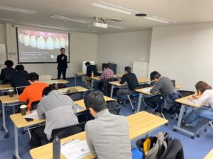 ドイツ式入れ歯・テレスコープ義歯を歯科医師向けに教育する小西 浩介の大阪講演の様子