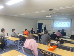 ドイツ式入れ歯・テレスコープ義歯を歯科医師向けに教育する小西 浩介の大阪講演圧倒的な数の症例を解説する様子