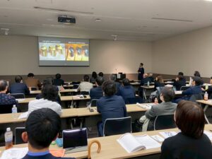 最新で独自のドイツ式入れ歯・テレスコープ義歯を歯科医師向けに教育する小西 浩介の講義の様子