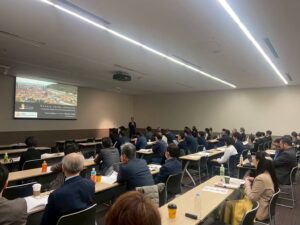 ドイツ式入れ歯・テレスコープ義歯を歯科医師向けに教育する小西 浩介の講義の様子